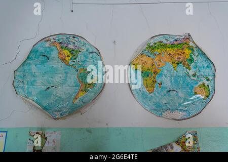 Alte Abandonend Schule entlang der Straße der Knochen, Sakha Republik, Yakutien, Russland Stockfoto