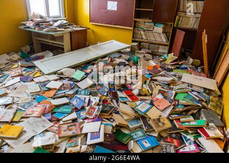 Alte Abandonend Schule entlang der Straße der Knochen, Sakha Republik, Yakutien, Russland Stockfoto