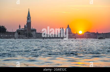 Abendstimmung in der Lagune von Venedig, Insel Isola di San Giorgio Maggiore mit Kirche San Giorgio Maggiore, Basilika Santa Maria della Salute Stockfoto