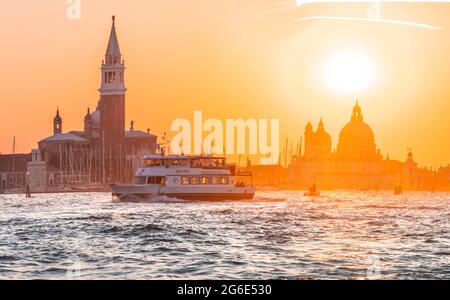 Vaporetto, Wasserbus auf der Lagune von Venedig, Abendstimmung, Insel Isola di San Giorgio Maggiore mit Kirche San Giorgio Maggiore, Basilika Stockfoto