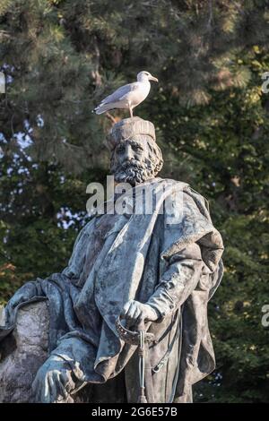 Möwe, die auf dem Kopf einer Statue sitzt, Venedig, Venetien, Italien Stockfoto