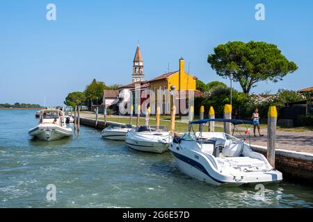 San Michele Arcangelo, Kanal mit Booten, bunten Häusern, Burano Island, Venedig, Venetien, Italien Stockfoto