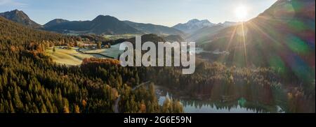 Luftaufnahme, Morgenstimmung, See- und Herbstbäume von oben, Hintersee, Berchtesgaden, Bayern, Deutschland Stockfoto