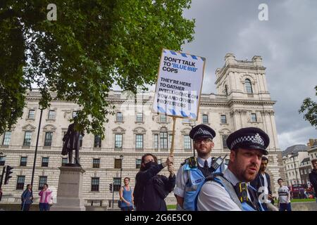 London, Großbritannien. Juli 2021. Kill the Bill Demonstranten versammelten sich auf dem Parliament Square, um gegen das Gesetz über Polizei, Kriminalität, Verurteilung und Gerichte zu protestieren, von dem viele sagen, dass es der Polizei mehr Befugnisse gegenüber Protesten in Großbritannien geben würde. Stockfoto