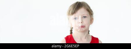 Porträt von kleinen traurigen Mädchen mit blauen Augen Stockfoto
