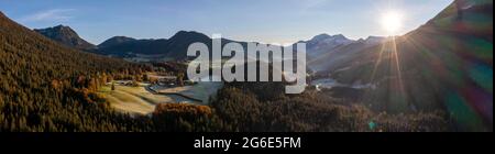 Luftaufnahme, Morgenstimmung, See- und Herbstbäume von oben, Hintersee, Berchtesgaden, Bayern, Deutschland Stockfoto