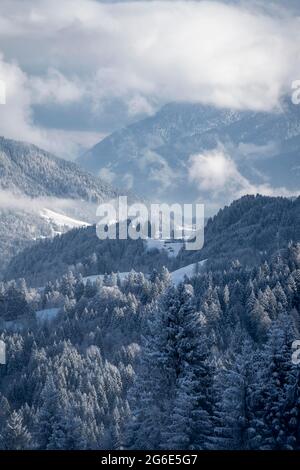 Winter, verschneite Landschaft in den Wettersteinbergen, Garmisch-Partenkirchen, Bayern, Deutschland Stockfoto