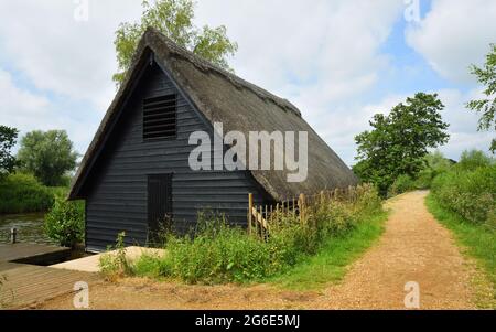 Bootshaus und Pfad am Fluss Ant in Norfolk England Stockfoto