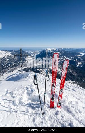 Skifahren im Schnee, Alpspitz Gipfel mit Gipfelkreuz, Skitour zur Alpspitze, Blick auf Garmisch-Patenkirchen, Wettersteingebirge mit Schnee Stockfoto