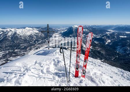 Skifahren im Schnee, Alpspitz Gipfel mit Gipfelkreuz, Skitour zur Alpspitze, Blick auf Garmisch-Patenkirchen, Wettersteingebirge mit Schnee Stockfoto