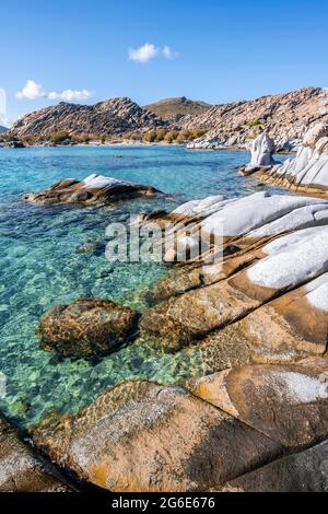 Felsen am türkisfarbenen Meer, Küste in Strandnähe Kolimbithres, Paros, Kykladen, Ägäis, Griechenland Stockfoto