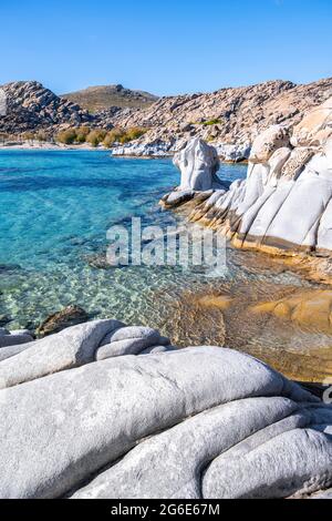 Felsen am türkisfarbenen Meer, Küste in Strandnähe Kolimbithres, Paros, Kykladen, Ägäis, Griechenland Stockfoto