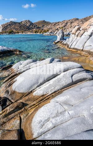 Felsen am türkisfarbenen Meer, Küste in Strandnähe Kolimbithres, Paros, Kykladen, Ägäis, Griechenland Stockfoto