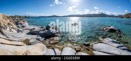 Felsen am türkisfarbenen Meer, Küste in Strandnähe Kolimbithres, Paros, Kykladen, Ägäis, Griechenland Stockfoto