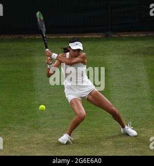 London, Gbr. Juli 2021. London Wimbledon Championships Day 7 05/07/2021 Emma Raducanu (GBR) im vierten Spiel gegen Ajla Tomijanovic Credit: Roger Parker/Alamy Live News Stockfoto