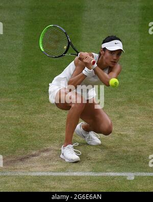 London, Gbr. Juli 2021. London Wimbledon Championships Day 7 05/07/2021 Emma Raducanu (GBR) im vierten Spiel gegen Ajla Tomijanovic Credit: Roger Parker/Alamy Live News Stockfoto