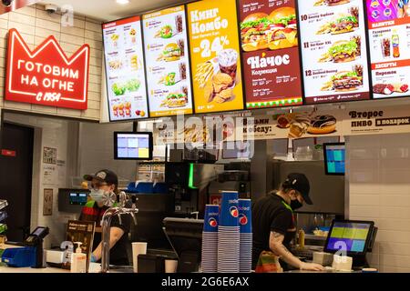 WEISSRUSSLAND, NOVOPOLOTSK - 02 JULE, 2021: Reklametafel mit Menü in Burger King Nahaufnahme Stockfoto