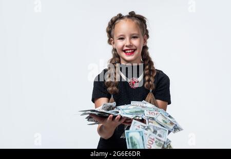 Hübsches Teenager-Mädchen mit Zöpfen hat viel Geld isoliert auf weiß, Bargeld Stockfoto