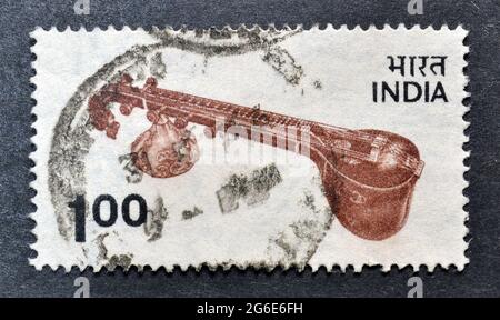 Abgesagte Briefmarke gedruckt von Indien, die ein Musikinstrument Sitar zeigt, um 1975. Stockfoto