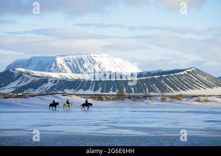 Fahrer vor dem teilweise gefrorenen See Myvatn, Vulkane, Ludent, Hverfjall, Myvatn, Island Stockfoto