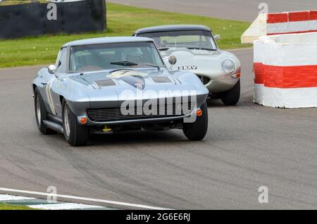 Chevrolet Corvette Sting Ray classic, Oldtimer-Rennwagen, der bei der RAC Tourist Trophy beim historischen Goodwood Revival Event in Großbritannien teilnimmt. Jaguar E-Typ Stockfoto