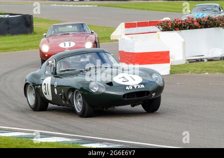 Jaguar E Type – leichter Coupé-Klassiker mit geringem Luftwiderstand, Oldtimer, der bei der RAC Tourist Trophy beim historischen Goodwood Revival-Event in Großbritannien teilnimmt Stockfoto