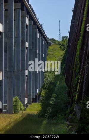 Alte und neue Eisenbahnbrücke mit hohem Trestle Stockfoto