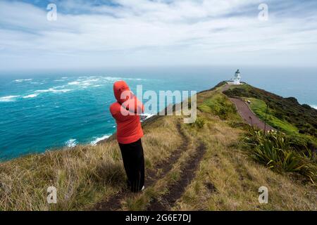 Guy vor dem Cape Reinga Lighthouse, Cape Reinga, Te Rerenga Wairua, Northland, North Island, Neuseeland Stockfoto