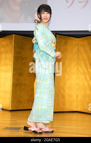 Tokio, Japan. Juli 2021. Die Japan Yukata Culture Association veranstaltete die Bekanntgabe und Preisverleihung der „Miss Mister Japan Yukata 2021“. Das japanische Modelmodell Kotomi Soramame gewann die Auszeichnung. Am 5. Juli 2021 in Tokio, Japan. (Foto von Kazuki Oishi/Sipa USA) Quelle: SIPA USA/Alamy Live News Stockfoto