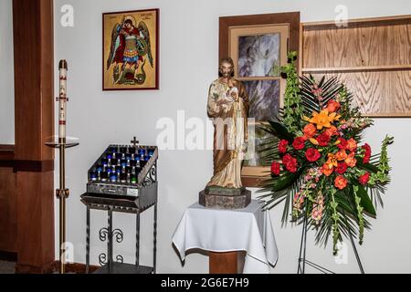 Das Innere der St. Joseph's Catholic Church in Taylors Falls, Minnesota mit einem wunderschönen Blumenarrangement. Stockfoto