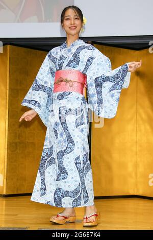 Tokio, Japan. Juli 2021. Die Japan Yukata Culture Association veranstaltete die Bekanntgabe und Preisverleihung der „Miss Mister Japan Yukata 2021“. Das japanische Modelmodell Sato Rina gewann die Auszeichnung. Am 5. Juli 2021 in Tokio, Japan. (Foto von Kazuki Oishi/Sipa USA) Quelle: SIPA USA/Alamy Live News Stockfoto