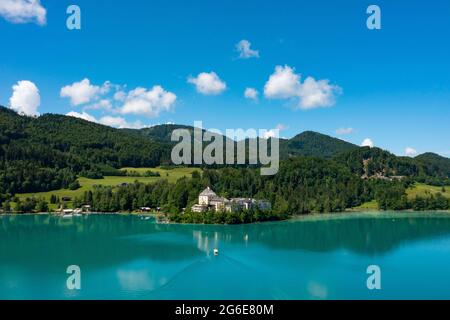 Drohnenaufnahme, Fuschlsee mit Schloss Fuschl, Salzkammergut, Land Salzburg, Österreich Stockfoto