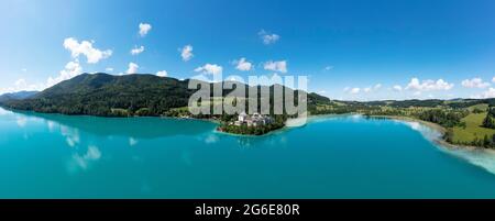 Drohnenaufnahme, Fuschlsee mit Schloss Fuschl, Salzkammergut, Land Salzburg, Österreich Stockfoto