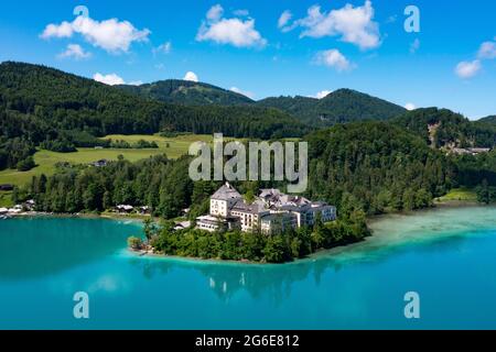 Drohnenaufnahme, Fuschlsee mit Schloss Fuschl, Salzkammergut, Land Salzburg, Österreich Stockfoto