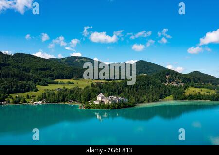 Drohnenaufnahme, Fuschlsee mit Schloss Fuschl, Salzkammergut, Land Salzburg, Österreich Stockfoto