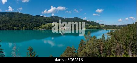 Drohnenaufnahme, Fuschlsee mit Schloss Fuschl, Salzkammergut, Land Salzburg, Österreich Stockfoto