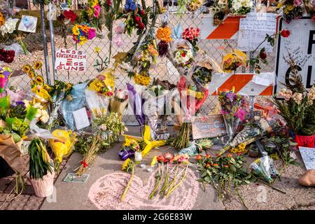 Boulder, Colorado, USA. März 2021. Das Denkmal wurde auf einem Zaun um den König Soopers gemacht, wo eine Massenschießerei das Leben von zehn Menschen in Boulder, Colorado, brachte. Quelle: Carl Payne/ZUMA Wire/ZUMAPRESS.com/Alamy Live News Stockfoto