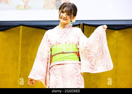 Tokio, Japan. Juli 2021. Die Japan Yukata Culture Association veranstaltete die Bekanntgabe und Preisverleihung der „Miss Mister Japan Yukata 2021“. Das japanische Modelmodell Aya Ichnose gewann die Auszeichnung. Am 5. Juli 2021 in Tokio, Japan. (Foto von Kazuki Oishi/Sipa USA) Quelle: SIPA USA/Alamy Live News Stockfoto