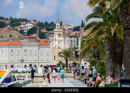 Riva Waterfront mit Kirche und Kloster des Hl. Franziskus, Split, Dalmatien, Kroatien Stockfoto