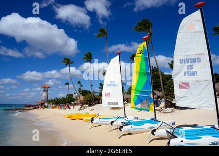 Katamarane und Leuchtturm, Bar des Hotels Iberostar Hacienda Dominicus, Strand Dominicus, Bayahibe, Karibik, Amerika, Dominikanische Republik Stockfoto