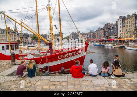 Touristen im alten Hafen von Honfleur, Normandie, Frankreich Stockfoto