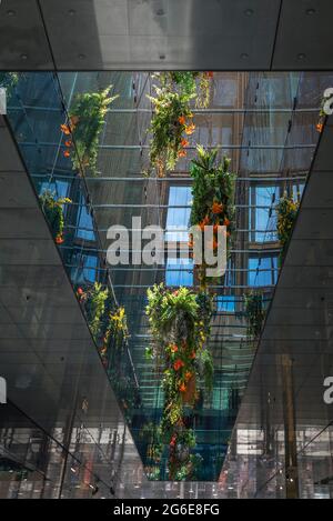 Blumendekoration in der Einkaufspassage Fuenf Höfe, Innenstadt, München, Bayern, Deutschland Stockfoto