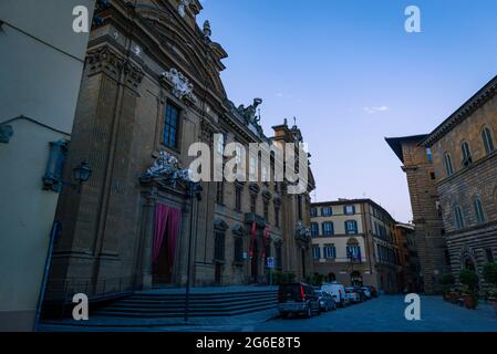 Außenansicht der Stiftung Franco Zeffirelli und der Chiesa di Sant'Apollinare, Florenz, Italien, am frühen Morgen blaue Stunde Stockfoto