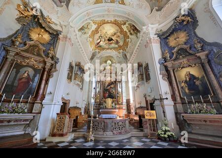 Hauptaltar mit Seitenaltären und Deckenfresken, Pfarrkirche Mariä Himmelfahrt, Prien am Chiemsee, Oberbayern, Bayern Stockfoto