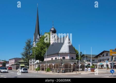 Pfarrkirche Mariä Himmelfahrt und Baptistery, Prien am Chiemsee, Oberbayern, Bayern, Deutschland Stockfoto