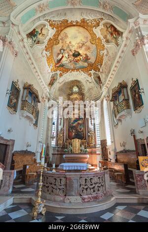 Hauptaltar mit Deckenfresken, Pfarrkirche Mariä Himmelfahrt, Prien am Chiemsee, Oberbayern, Bayern, Deutschland Stockfoto