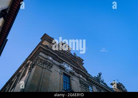 Piazza di Santa firentino. Blick auf die Dächer von Florenz mit blauem Himmel, Chiesa di Sant'Apollinare und Franco Zeffirelli-Stiftung Stockfoto