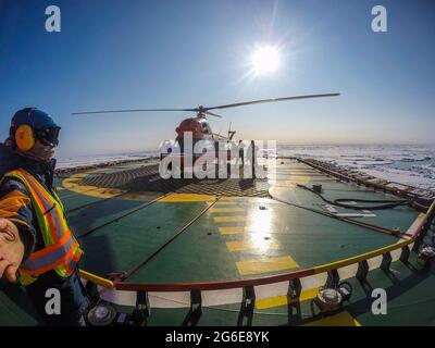 Hubschrauber auf dem Helipad des Eisbrechers '50 Jahre Sieg' auf dem Weg zum Nordpol, der durch das Eis bricht, Arktis Stockfoto