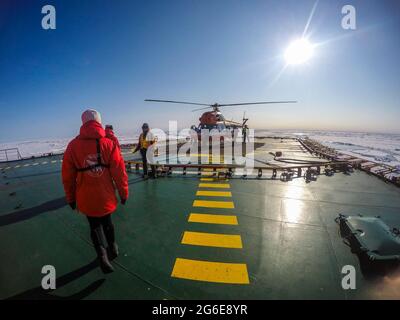 Hubschrauber auf dem Helipad des Eisbrechers '50 Jahre Sieg' auf dem Weg zum Nordpol, der durch das Eis bricht, Arktis Stockfoto