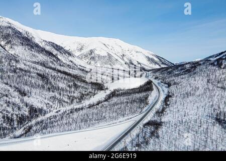 Luftaufnahme der schneebedeckten Gebirgskette Suntar-Khayata, Road of Bones, Sakha Republik, Jakutien, Russland, Teplokljutschewski nasleg, Republik Sacha Stockfoto